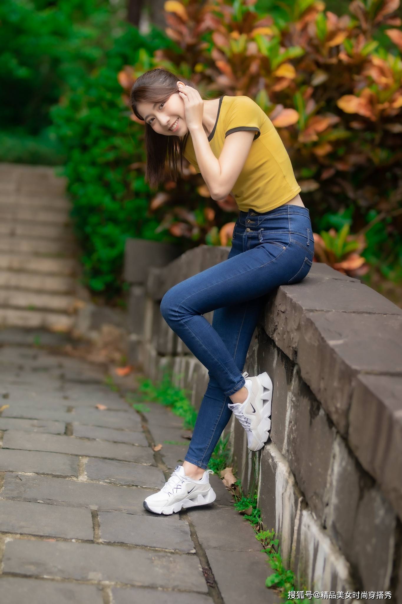 整体|蓝色紧身牛仔裤，十分的简约百搭，展现出完美的身材曲线