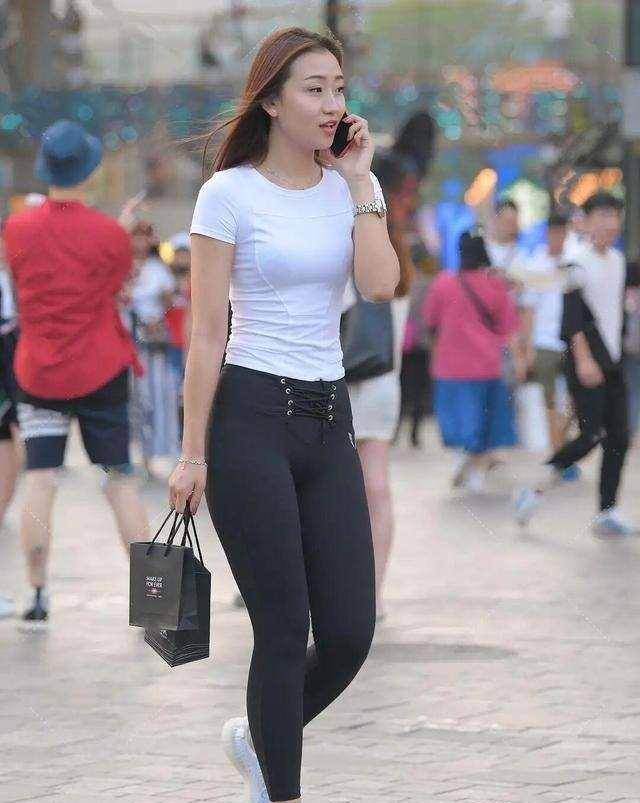 黑色|黑色无袖上衣搭配白色紧身打底裤，气质百搭，干净利落