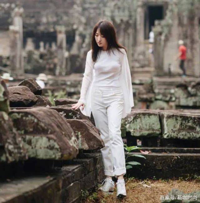 样式|48岁杨钰莹太能“扮嫩”,穿白色刺绣长裙,侧脸就是个小姑娘