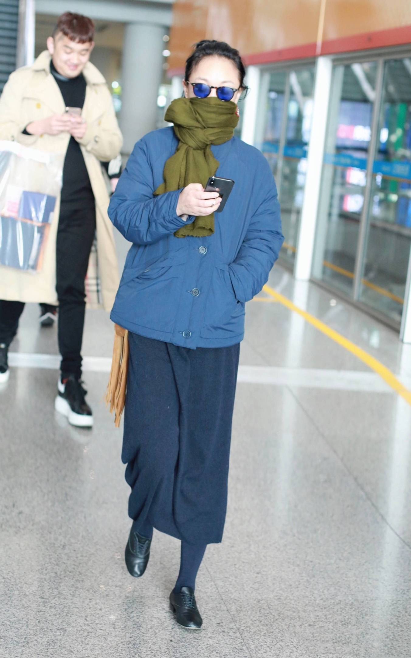 仙女|周迅机场又作妖，裹着毛巾就为了保暖，根本顾不上好看不好看