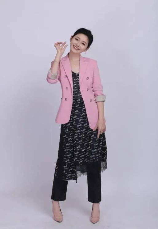 卫衣当|汪小菲不再独宠女儿！带儿子出门卫衣当围巾戴，4岁儿子太像大S