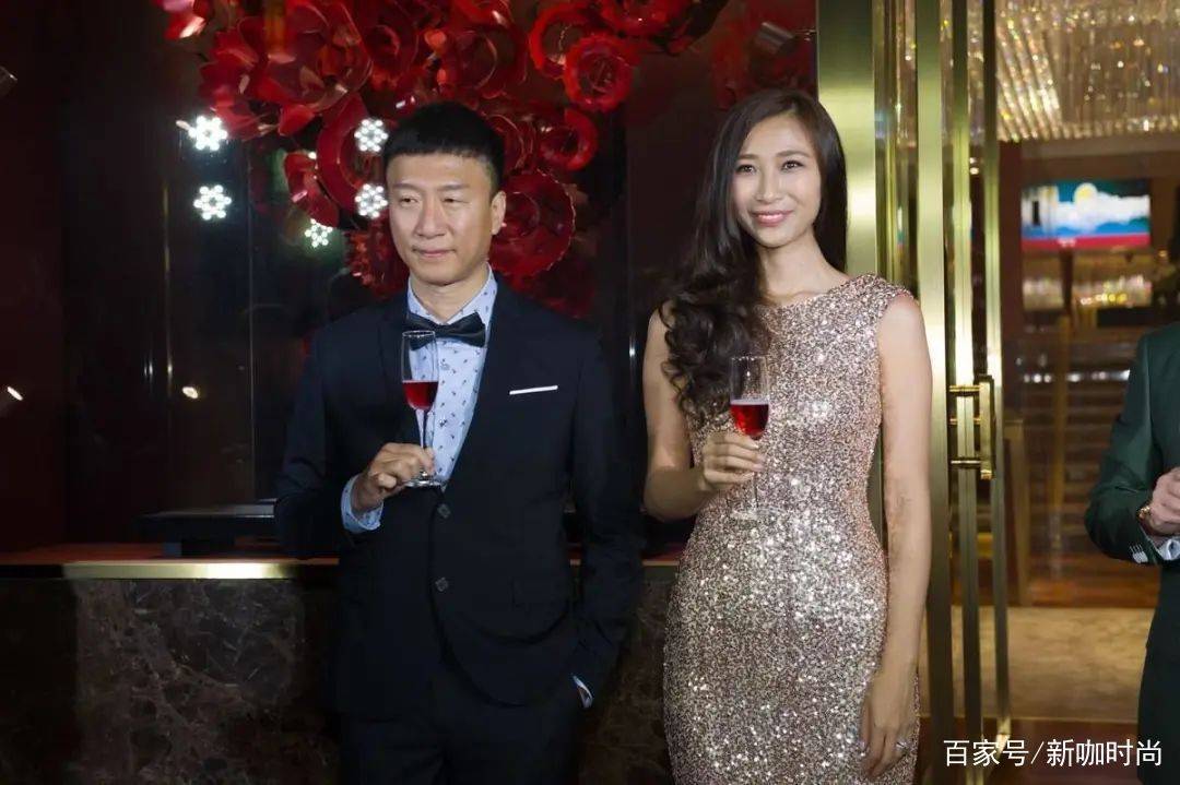 亮片|孙红雷小15岁娇妻真有范，穿金色亮片裙华丽又大气，颜值身材俱佳