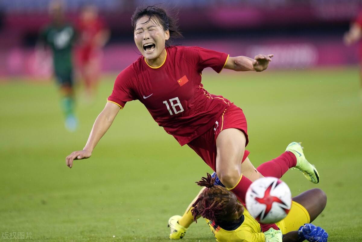 领先的情况下,想要做好防守策略,然而换下高中锋杨曼却是令人匪夷所思