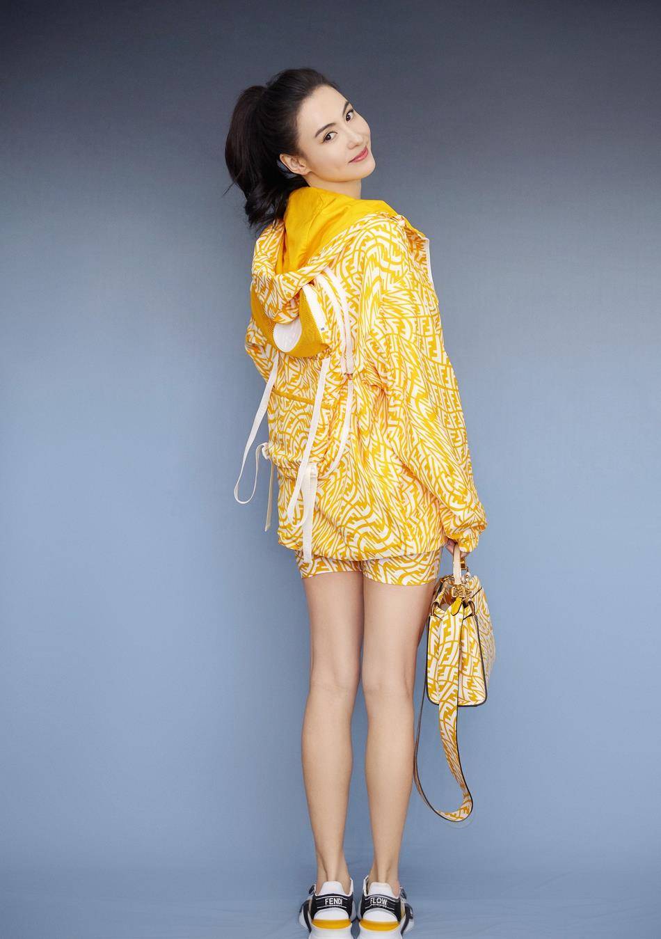 曲线美|张柏芝真是人间尤物,穿“鹅黄”色紧身运动衣,凹凸曲线美似少女