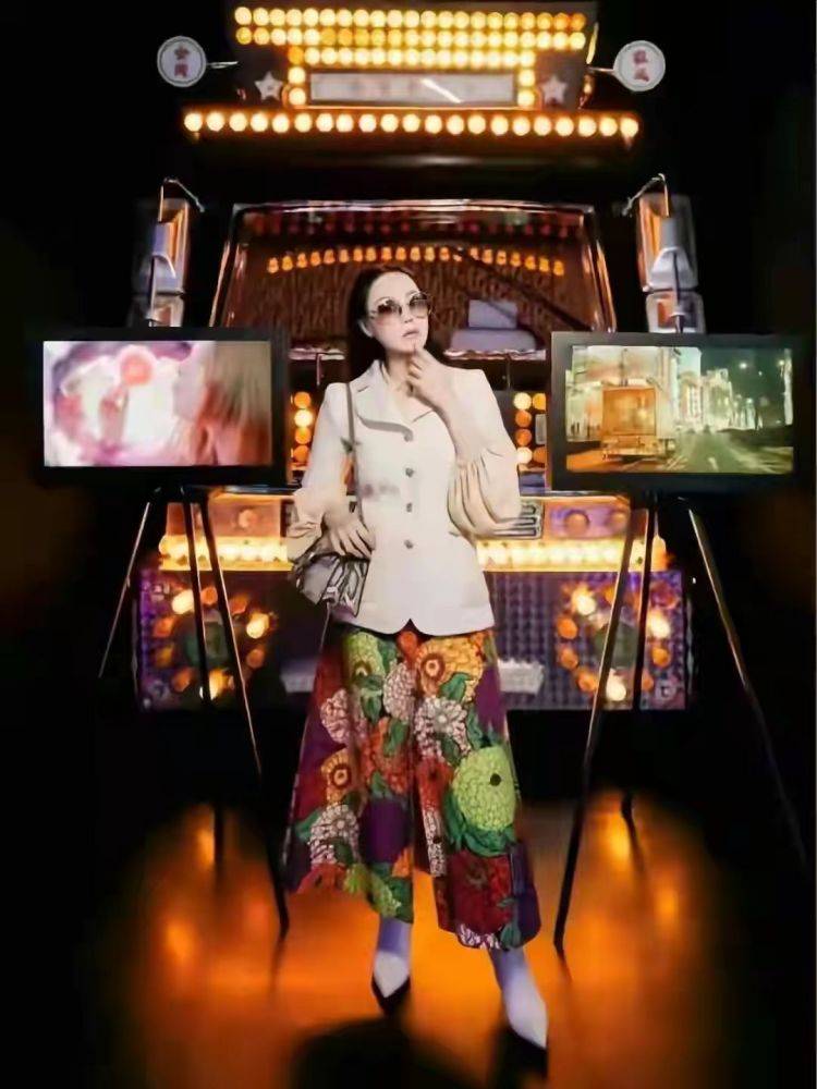 漂亮|章小蕙才是真名媛，穿白裙媚而不俗，发福的身材反而有女人味！