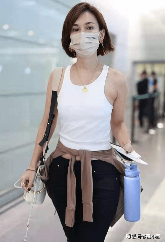 黑色|卢靖姗是嫌胯不够宽还是想突出蚂蚁腰？穿背心绑件衣服，还挺时髦