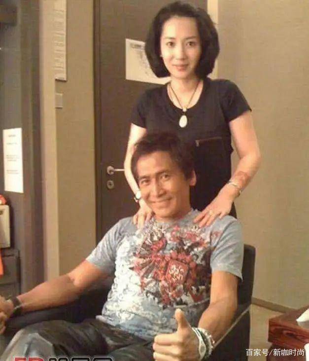 长发|齐秦老婆居然这么美，休闲T恤搭网纱半身裙，时髦又减龄