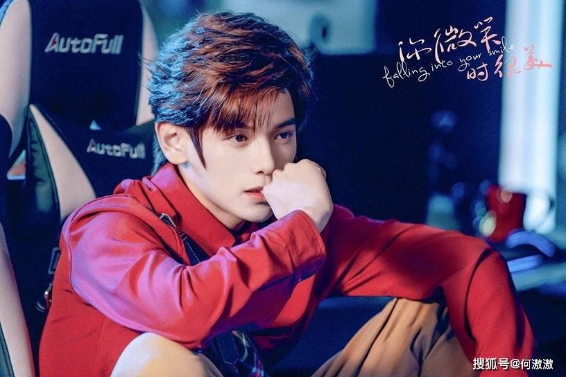 剧中陆思诚为zgdx的队长,同时还是个隐藏的富二代,表面上高冷难搞