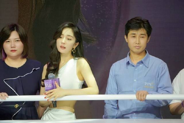当红|杨幂活动生图曝光，白裙露腰扶栏浅笑女人味十足，自曝今年有演唱会