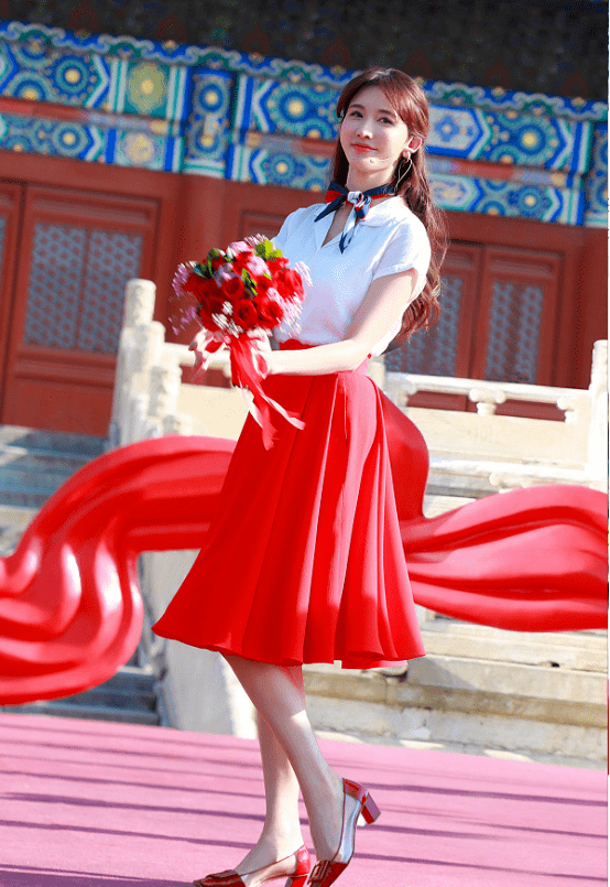 场合|林志玲在故宫太会穿,白色短袖衬衫配半身裙,戴丝巾端庄优雅