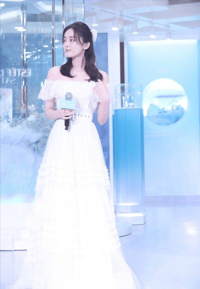 颜色|小白裙真强大，古力娜扎穿上重返“18岁”，比“芭比娃娃嫩