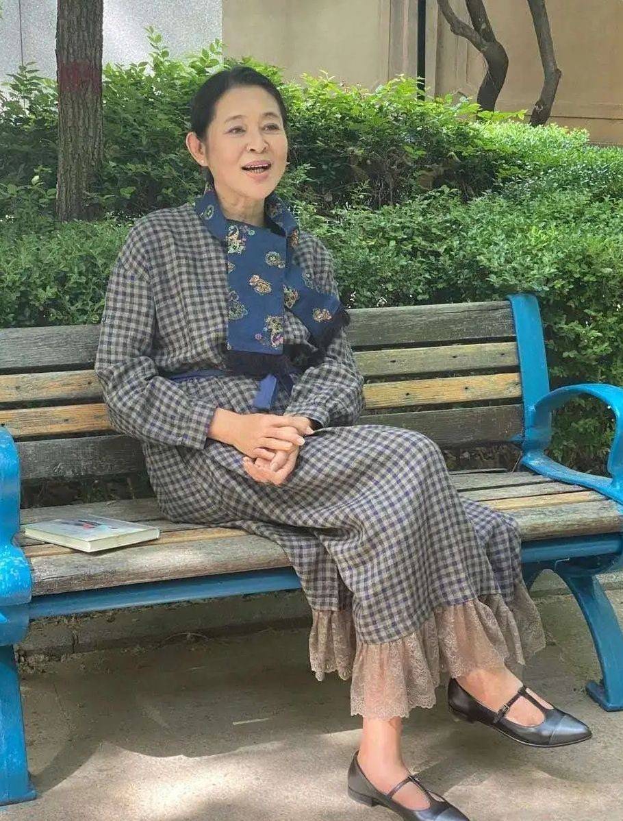 服装|央视主持人合影倪萍站C位，穿搭减龄时髦丝毫不像奶奶辈，太抢镜