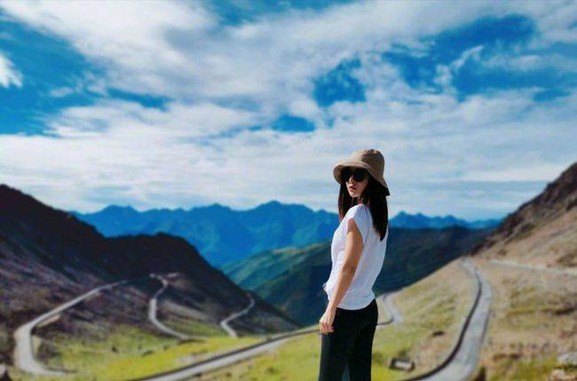 显得|邓家佳淡蓝色连衣裙穿搭,就算年过三十气质依旧优雅有气场