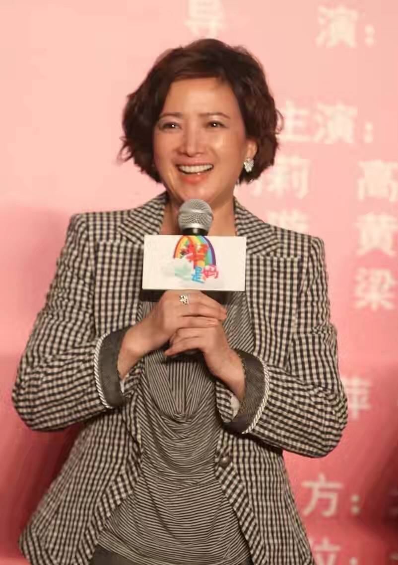 中老年|何晴无惧身材发福，穿T恤走红毯够自信，有“大妈肚”气质也高级