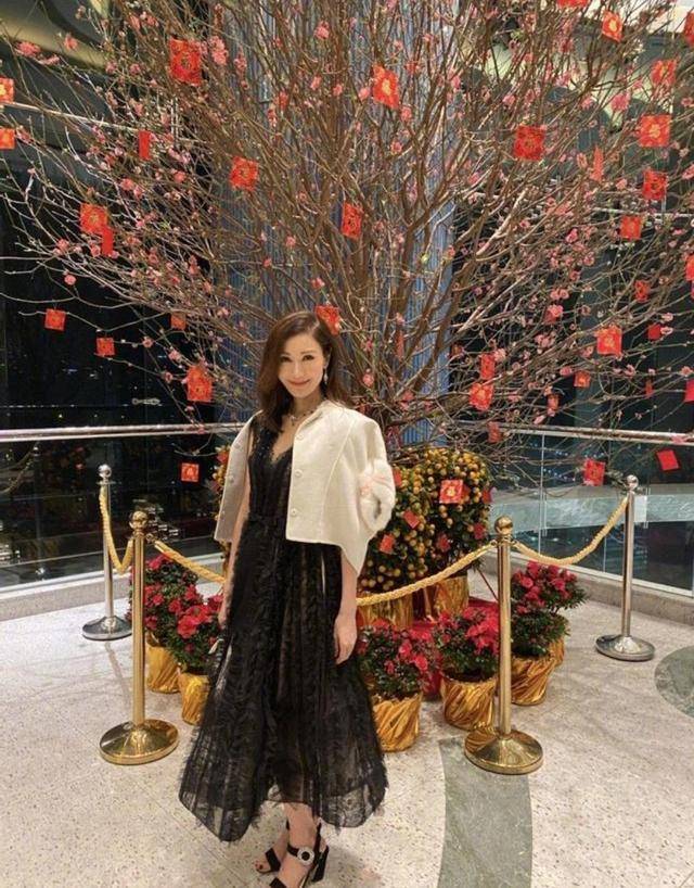 设计|50岁李嘉欣穿黑色连衣裙亮相，看不出还有平坦小腹，气质依旧完好