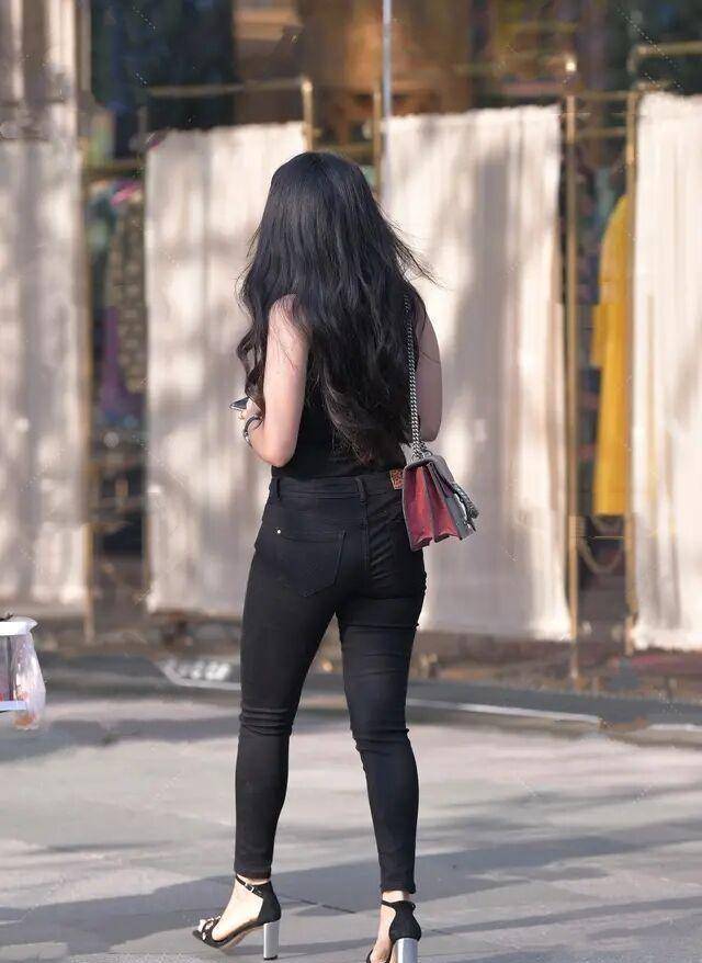 卫衣|黑色紧身打底裤搭配红色单肩包，全身是亮点，减龄效果好