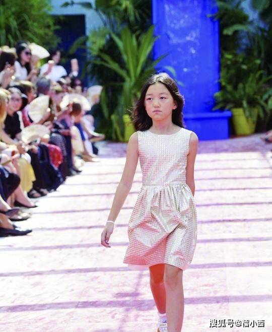 身材|王菲二女儿李嫣才15岁，就玩“下衣失踪”秀出大长腿，起点真高啊