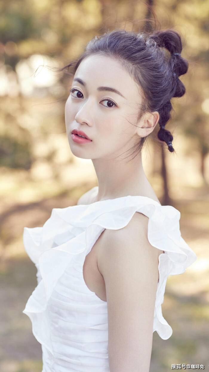 侵权|纸片人吴谨言,这也太瘦了吧,v领毛衣穿成溜肩毛衣要掉了吧