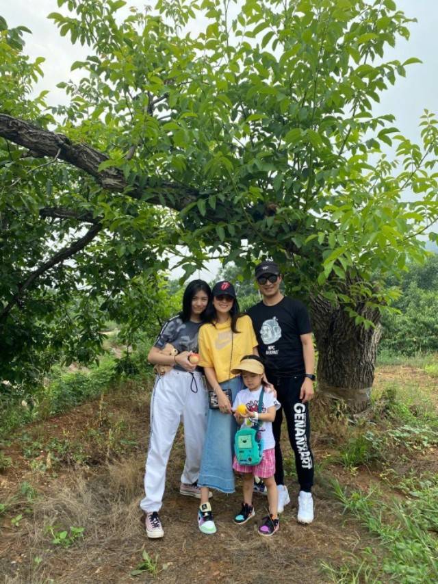 黑色|章子怡穿白色服装真好看，海边照相披印花丝巾，回眸一笑美艳动人