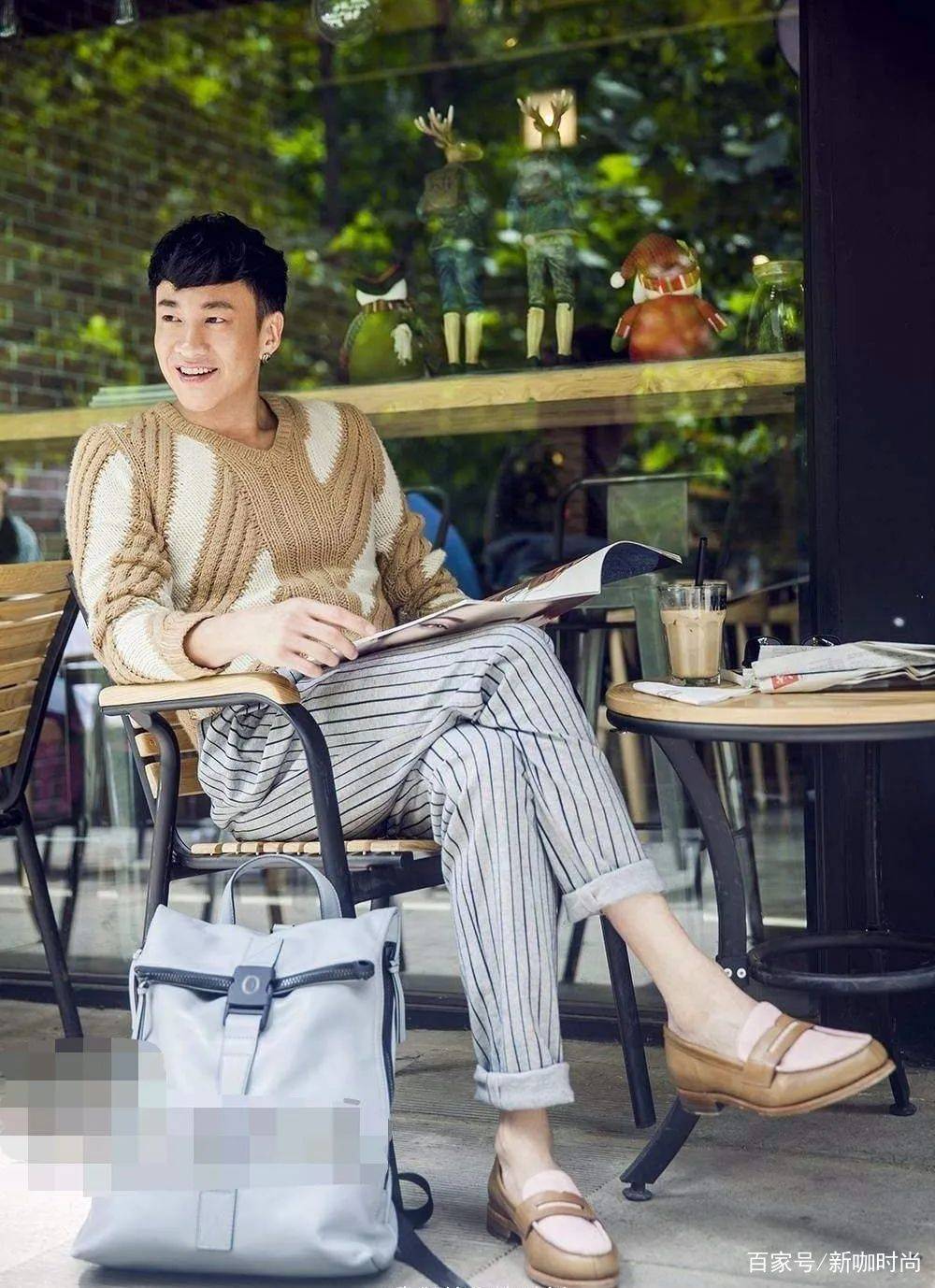 米色|何润东也“变大叔”?穿绅士西服却搭配雨靴,发际线太显龄