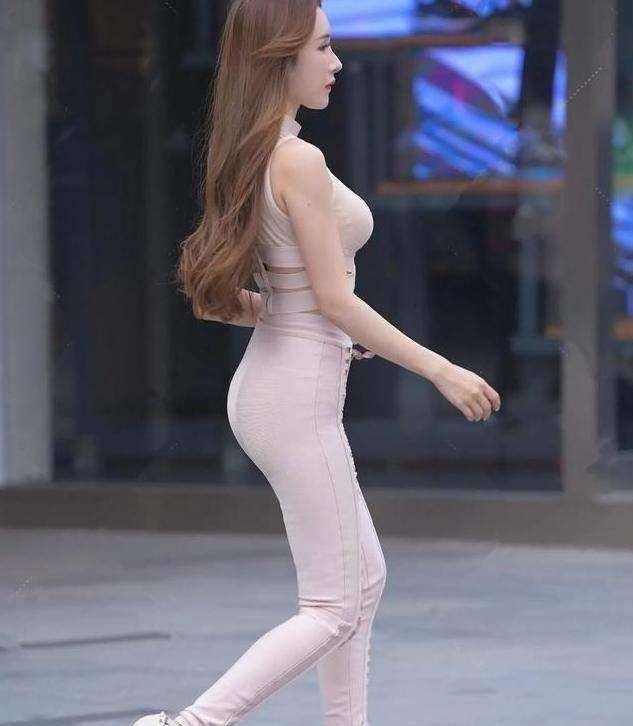 高跟鞋|白色紧身打底裤搭配打底裤，日常却新鲜，适合多个各个年龄阶段