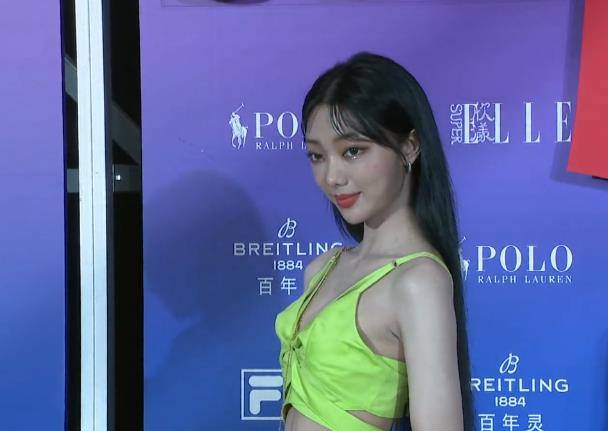 腹肌|ELLE红毯生图：杨幂闪光裙好辣，李紫婷腹肌好绝，周笔畅小露肋骨