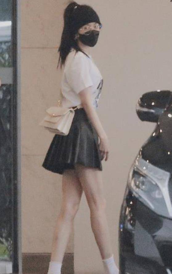 sf|杨幂不给00后留活路？穿百褶裙出行，腿长看着有一米八