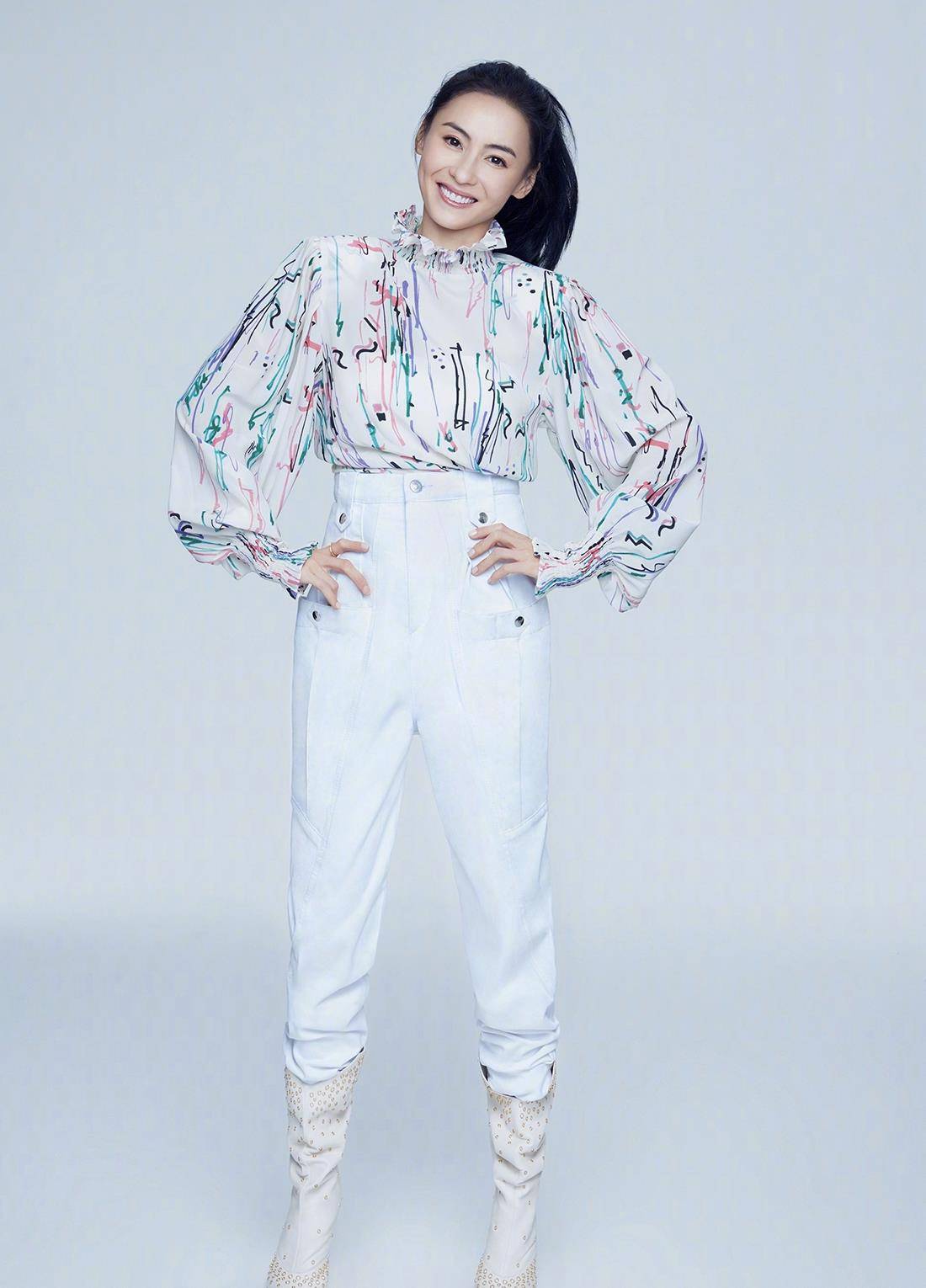 曲线美|张柏芝真是人间尤物，穿“鹅黄”色紧身运动衣，凹凸曲线美似少女