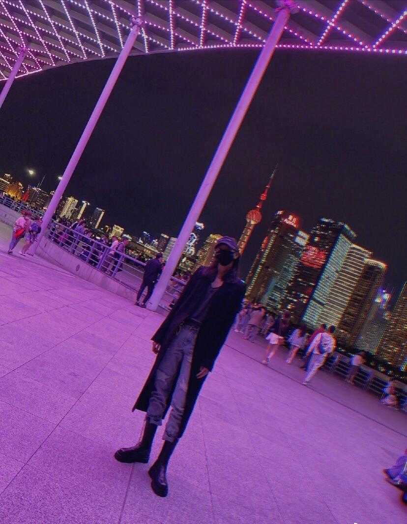 黑色|马蓉还是那么高调，穿黑色大衣配红色包包，LV大牌围巾价格不菲