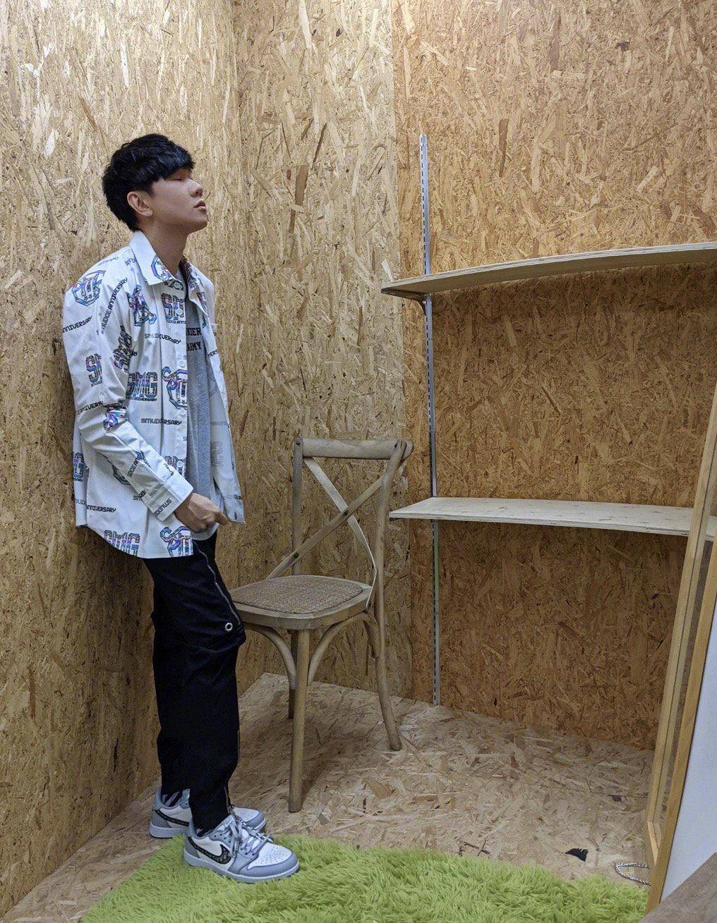 品牌|林俊杰久违晒动态，街拍造型休闲减龄，大牌围巾活力抢眼