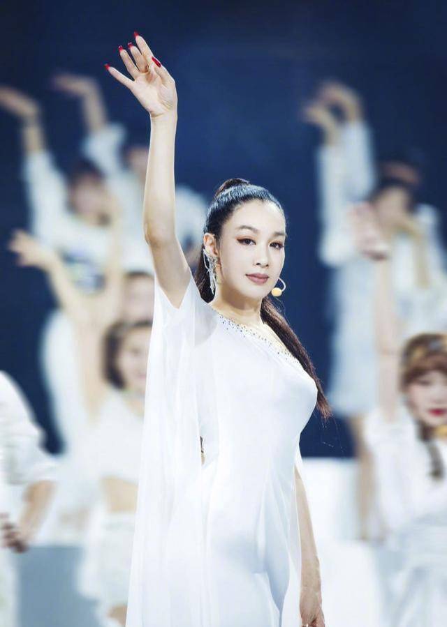 老公|钟丽缇衣服多到充当公演道具，曾偷花50万买条裙子，惹老公闹离婚
