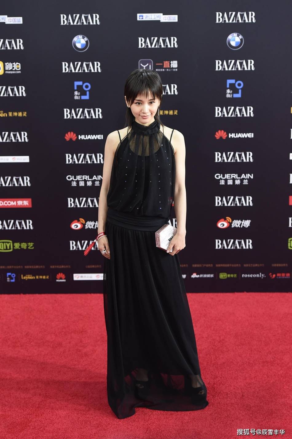 黑色|学王子文穿一身黑色，T恤配“薄纱”印花裙，全黑造型一点不沉闷