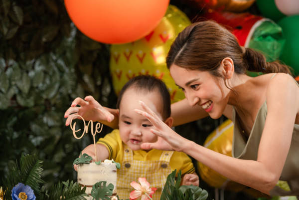 次子|郑嘉颖夫妇为次子庆生，小22岁娇妻穿吊带撞脸娜扎，盘腿坐真牛