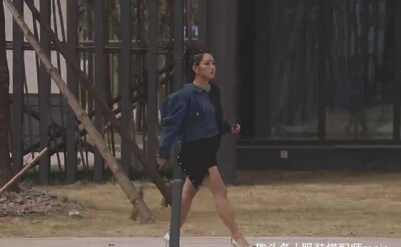 女王|何洁的时尚好难懂，为显高穿短裙却显真实腿型，全靠女王气场硬撑