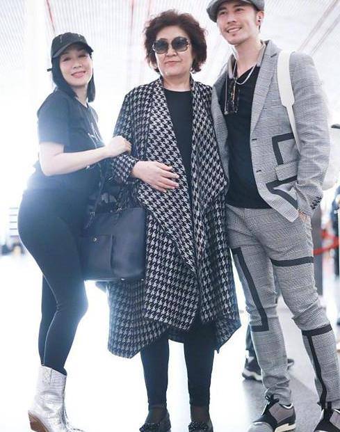 下半身|钟丽缇挽婆婆秀和谐,穿紧身裤曲线真美,婆婆虽发福却更显时髦