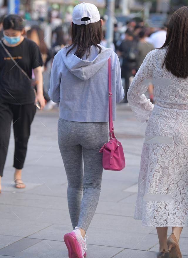 女孩子|白色短款上衣搭配灰色紧身打底裤，良好的修饰效果，很显高挑苗条