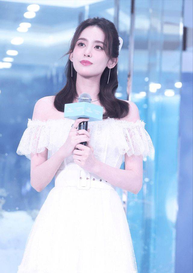 颜色|小白裙真强大，古力娜扎穿上重返“18岁”，比“芭比娃娃嫩