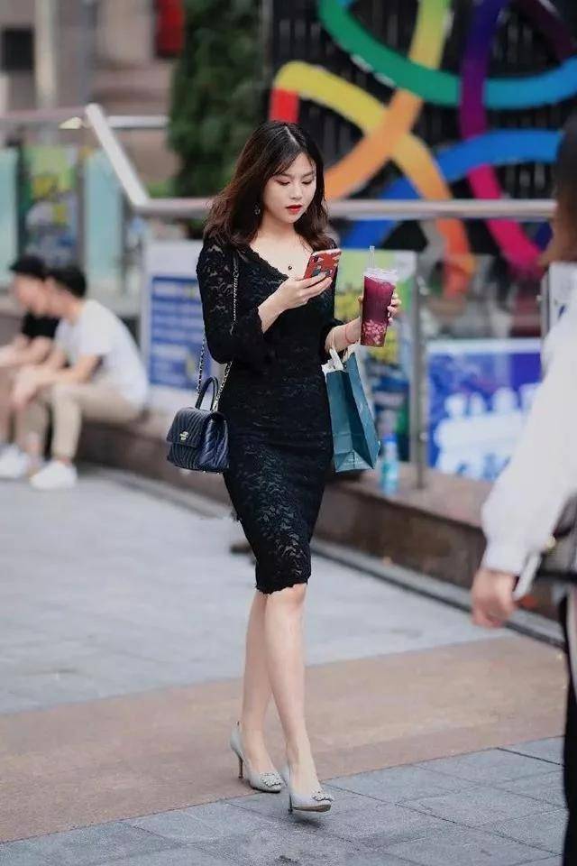 高跟鞋|小姐姐身穿吊带连衣裙,身材高挑,看起来有点小斯文