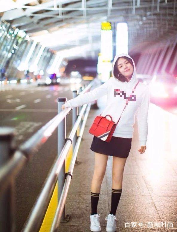 马思纯|马思纯瘦回来了！卫衣配短裤尽显青夏气息，这才是少女的正确打扮