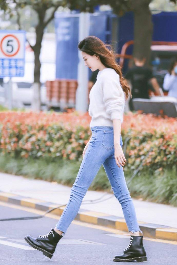 造型|路人镜头下的徐璐太瘦了，穿紧身牛仔裤还有褶，这身材我酸了
