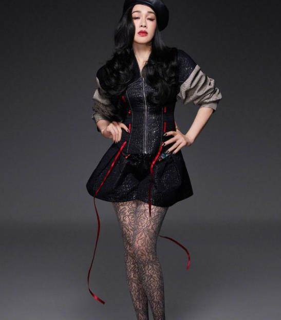 下半身|钟丽缇挽婆婆秀和谐,穿紧身裤曲线真美,婆婆虽发福却更显时髦