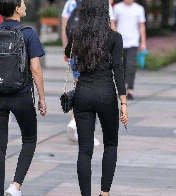 高跟鞋|白色紧身打底裤搭配打底裤，日常却新鲜，适合多个各个年龄阶段