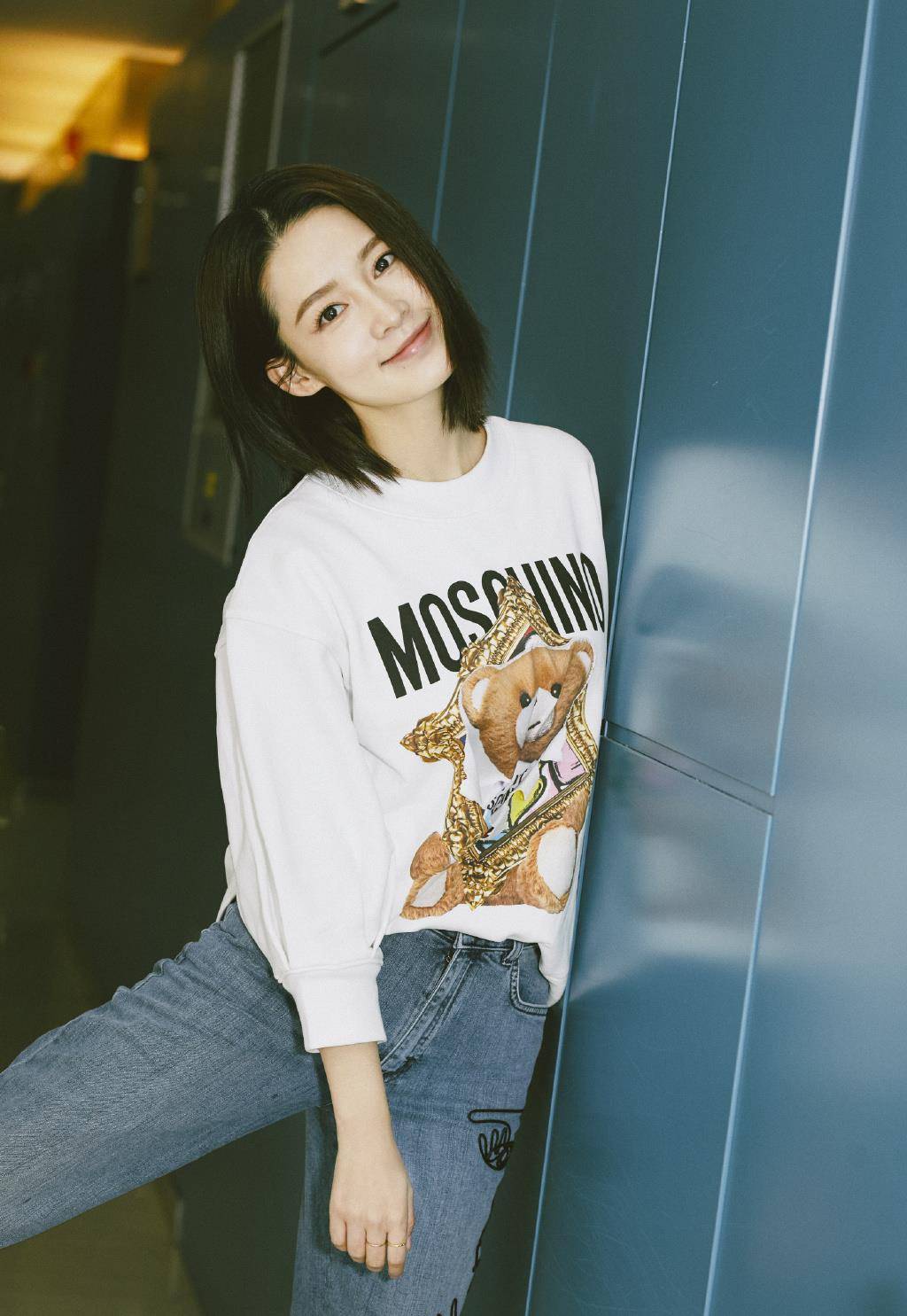 写真照|李沁这颜值太吃香了，穿淡黄色上衣配牛仔裙，30岁嫩回少女时代