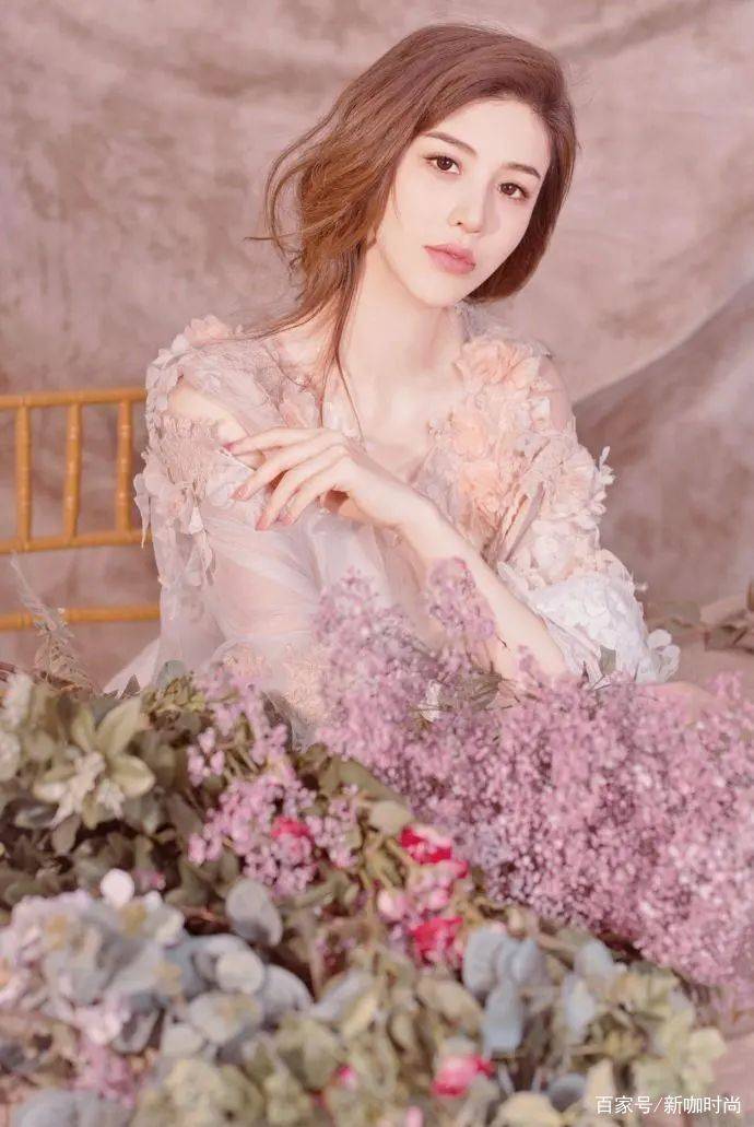 样式|刘翔前妻美得不像话！吊带白裙搭波浪披肩发，这神仙颜值我爱了