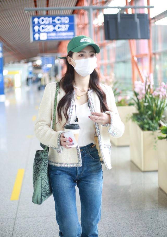 造型|路人镜头下的徐璐太瘦了，穿紧身牛仔裤还有褶，这身材我酸了