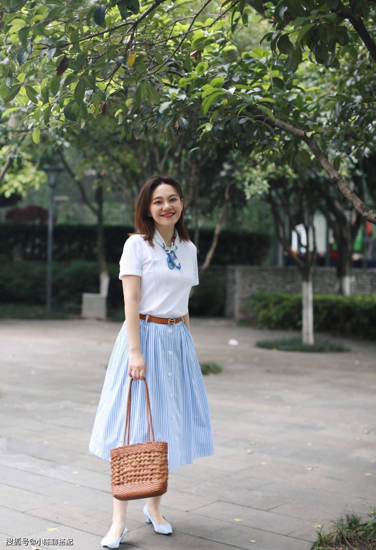 爱美|人之中年却撑不起气质感，五官的平淡穿什么都显廉价，这三招助你