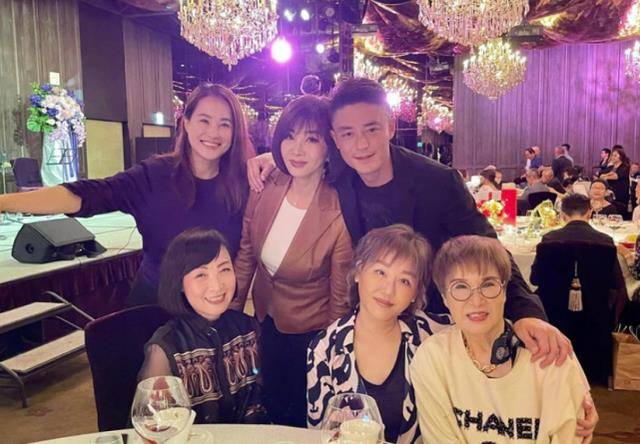 大寿|林心如妈妈70大寿真有排场！穿深V裙变名媛，霍建华献唱表孝心