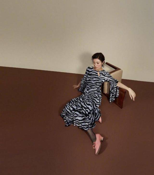 设计|50岁李嘉欣穿黑色连衣裙亮相，看不出还有平坦小腹，气质依旧完好