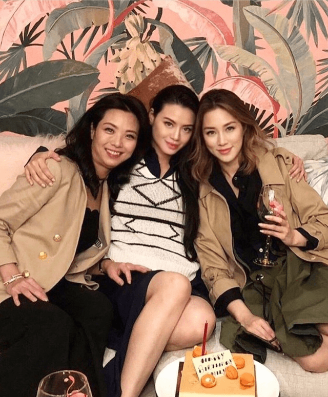 徐子淇|徐子淇罕见参加豪门聚会，穿娃娃裙戴网红发卡，同框林恬儿没气场