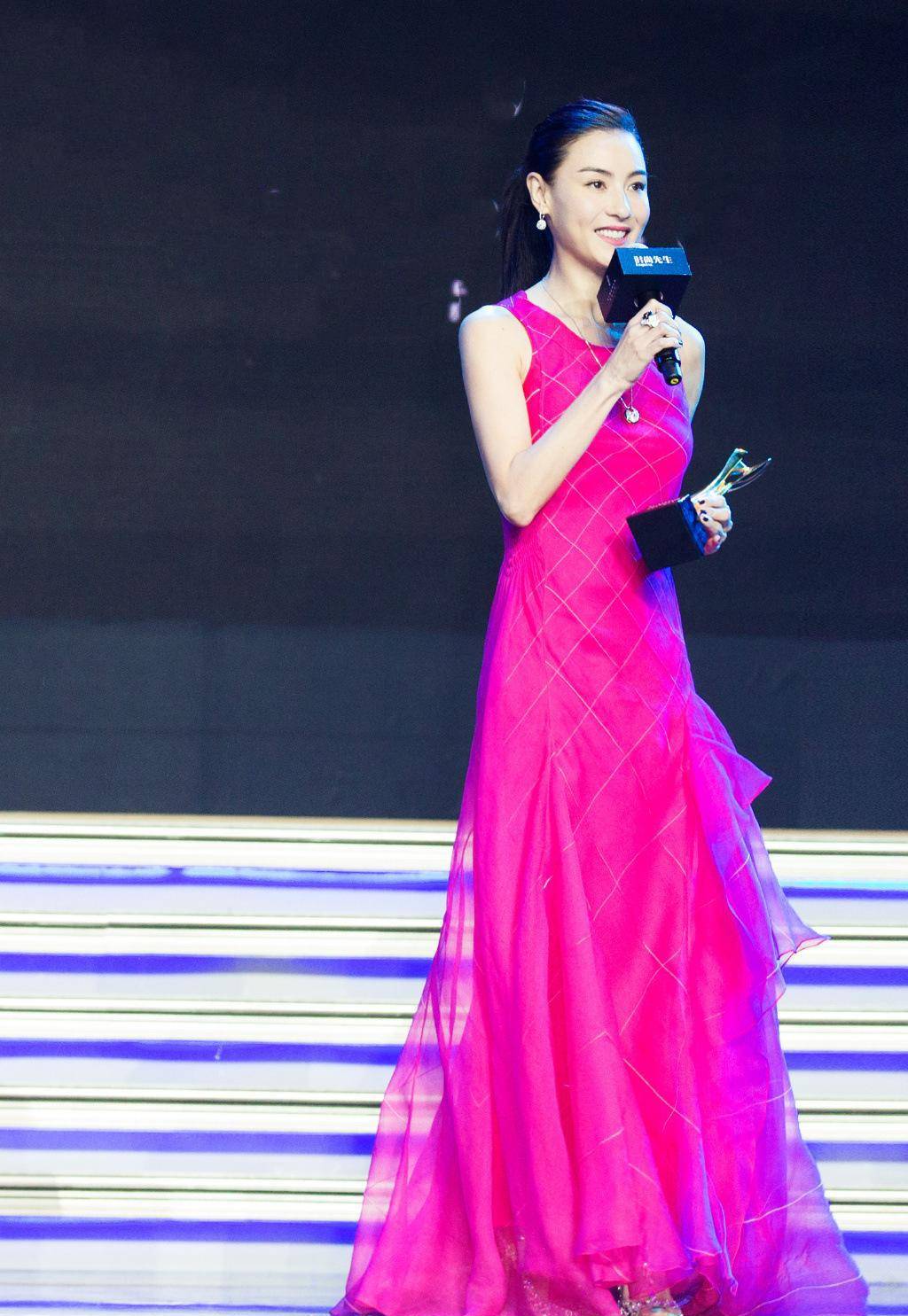 曲线美|张柏芝真是人间尤物，穿“鹅黄”色紧身运动衣，凹凸曲线美似少女